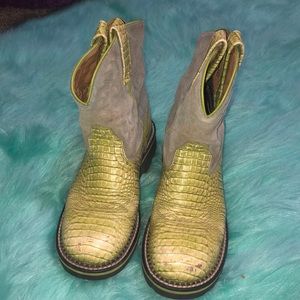 No longer fit my shoe size.